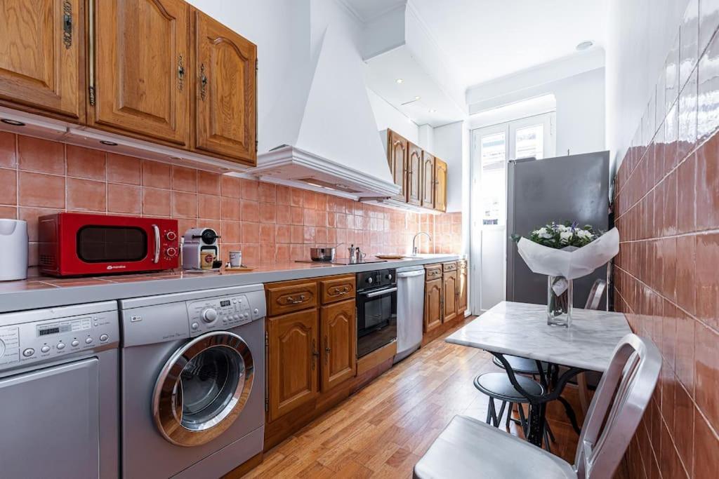 Risso - Comfortable 3 Bedrooms With Balcony Nice Exteriör bild